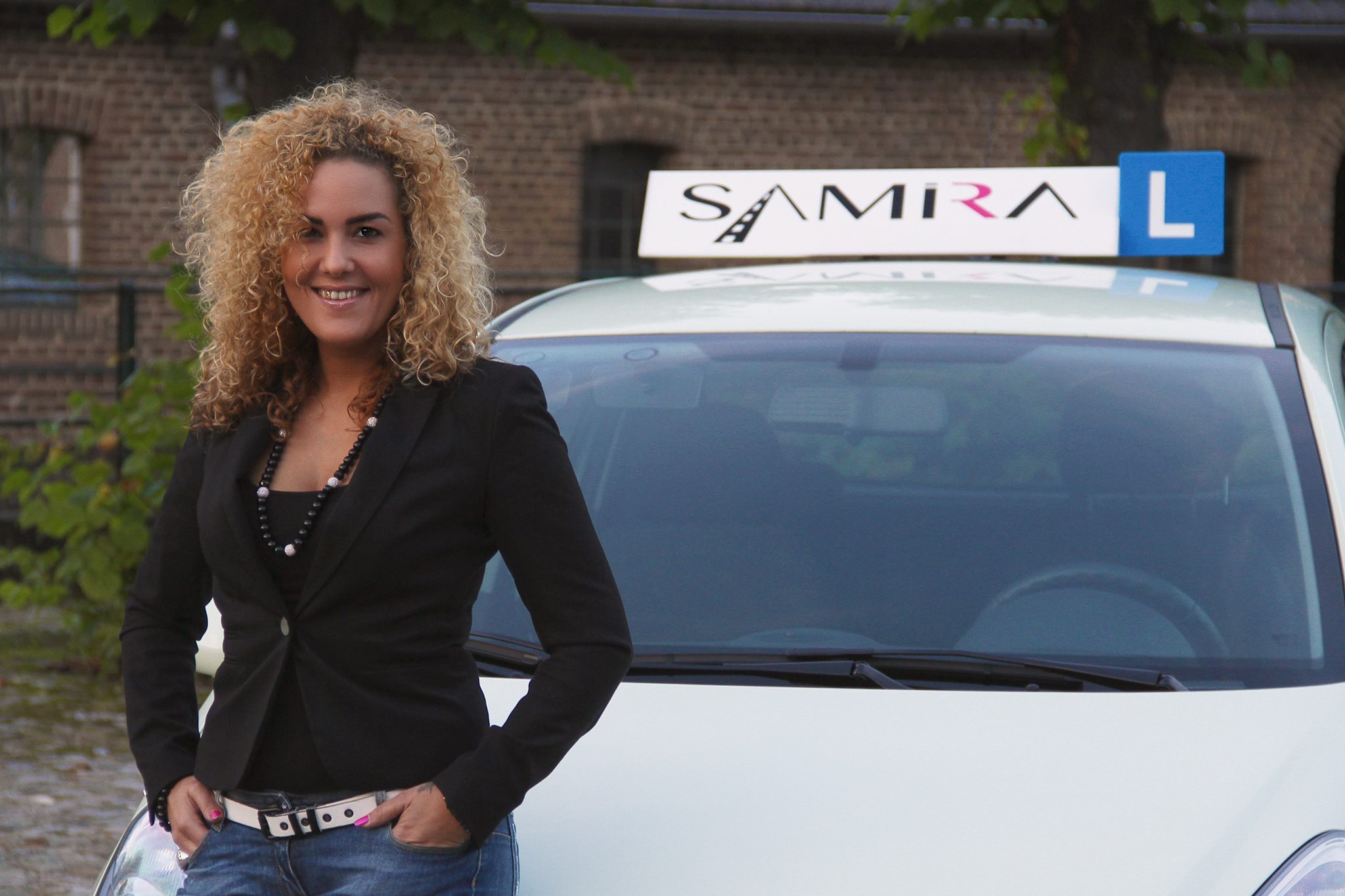 Rijinstructeur geeft begeleiding aan leerling